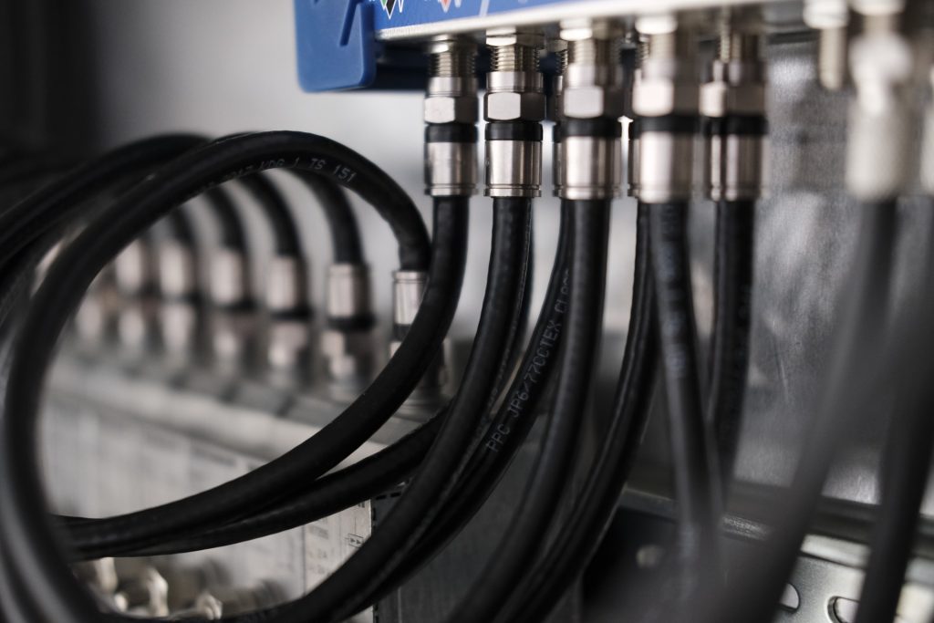 Cables conectados en panel eléctrico