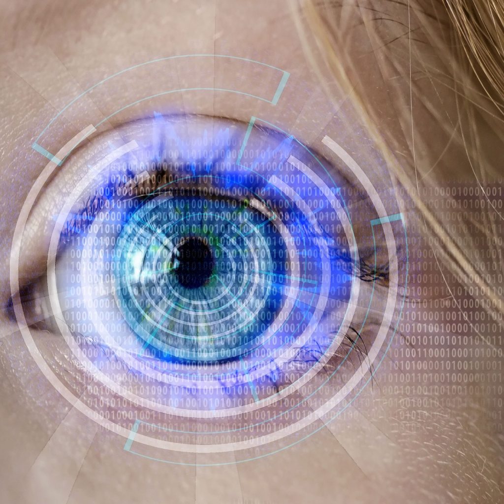 Primer plano de un ojo humano con una superposición digital de código binario y patrones circulares